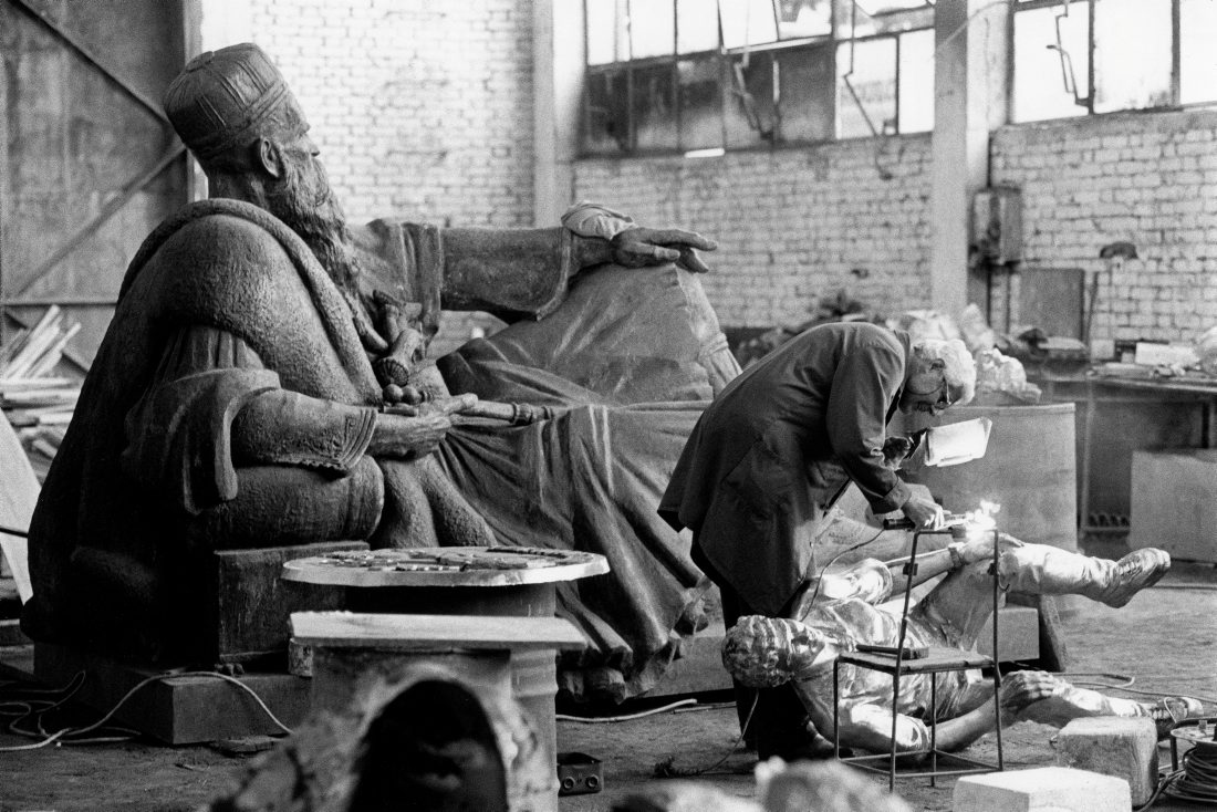 In einer Bildhauer-Manufaktur in Tirana werden Statuen von UCK-Kaempfern für den Kosovo hergestellt. (Mai 2002) 