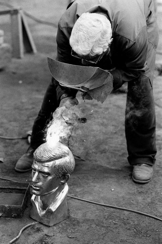 In einer Bildhauer-Manufaktur in Tirana werden Statuen von UCK-Kaempfern für den Kosovo hergestellt. (Mai 2002) 