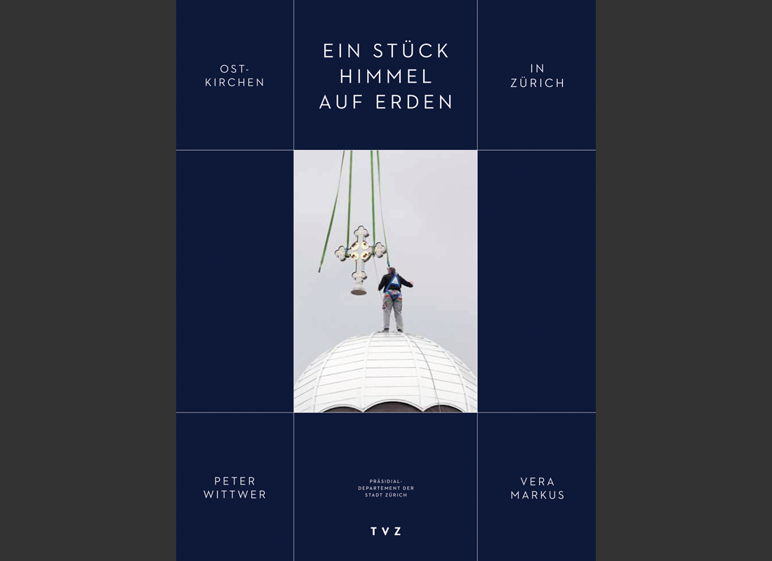 Die orthodoxen Kirchen gehoeren zu den grossen weltweiten Religionsgemeinschaften. Es sind sechzehn Gemeinden im Raum Zuerich. Um diese Gemeinden ist es still – aber sie sind lebendig. Etwa 15000 Menschen zaehlen sich zu ihnen. Menschen mit Wurzeln in Griechenland, Russland, Rumaenien Serbien und Indien. Immigranten aus Aegypten, Aethiopien, Armenien, Syrien und der Tuerkei.<br>TVZ-Verlag, 2011 / Text: Peter Wittwer / Fotographien: Vera Markus