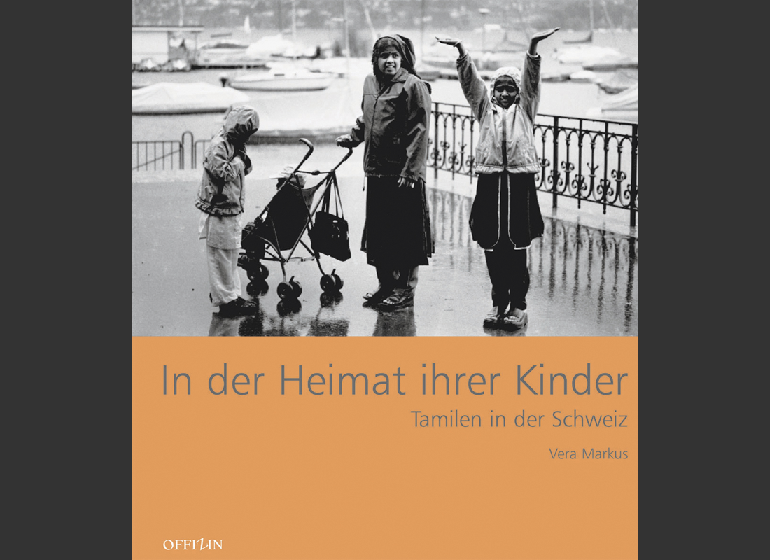 Das Buch gibt einen Einblick in eine unbekannte Welt, die sich in unserer unmittelbaren Nachbarschaft befindet. In der Schweiz leben knapp 40 000 Tamilen, die grösste aussereuropäische Migrantengruppe, doch wir kennen sie kaum. Die Fotografin Vera Markus begleitete zwei Jahre lang Tamilen in ihrem Alltag, in ihrer Freizeit, an kulturellen Anlässen und religiösen Festen. Mit ihren Fotos gibt sie uns einen lebendigen und facettenreichen Einblick in die tamilische Diaspora.  Hintergrundtexte vertiefen das spannende Bild von den Tamilen in der Schweiz. Die Journalistin Paula Lanfranconi lässt in sechs Porträts tamilische Menschen von ihren Erfahrungen und Ansichten erzählen.<br>Nominiert fuer den Deutschen Fotobuchpreis 2005<br>Offizin Verlag, 2005