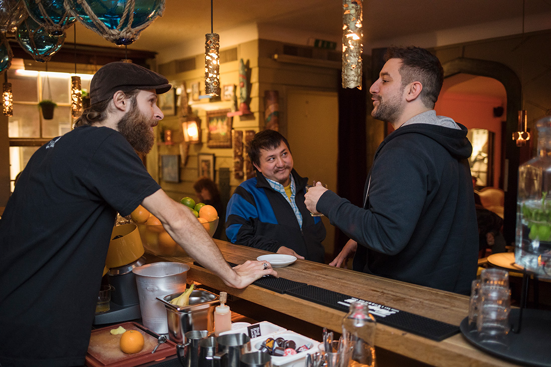 In der Kontiki-Bar in Zuerich