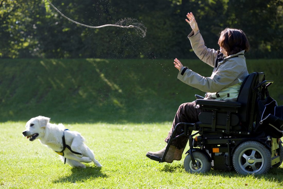 Sonja mit ihrem dressierten Hund