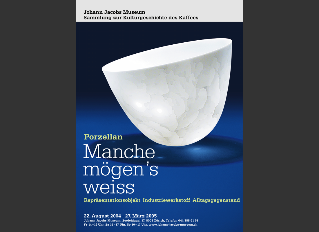 Manche lieben es über alles, andere schätzen seine Härte und Beständigkeit, wir alle halten es täglich in den Händen: Porzellan. Die Ausstellung erzählt die spannende Geschichte des Porzellans in Europa. Es werden die besondere Ästhetik, die erstaunlichen Materialqualitäten sowie die vielseitige Verwendung von Porzellan aufgezeigt – mit Sammlungsobjekten, Industrieprodukten und moderner Porzellankunst. Fotografische Porträts von Sammlerinnen und Sammlern runden die Ausstellung thematisch ab.<br>Johann Jacobs Museum, Zürich 22.August 2004 – 27. März 2005, verlängert bis 10. April 2005 