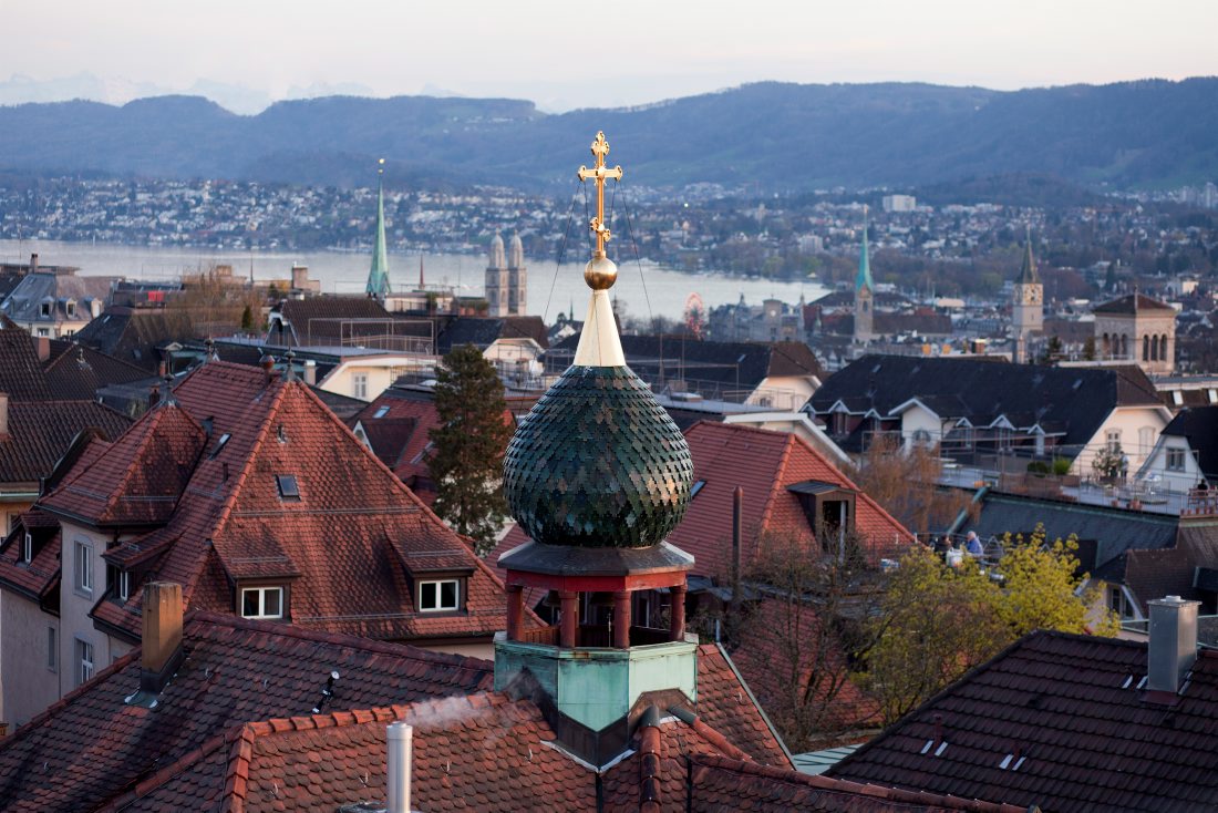 Kirchtuerme in Zuerich. Im Vordergrund die russisch-orthodoxe Auferstehungskirche