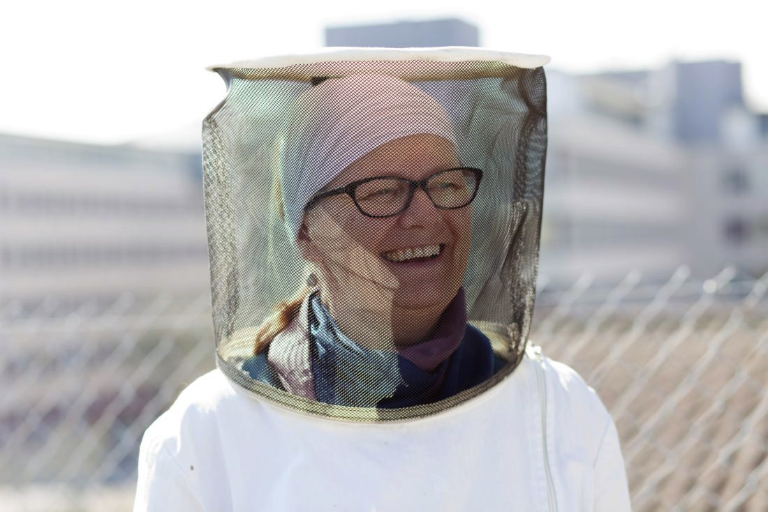 14 Portraets und Geschichten rund ums Thema Essen<br>Beatrice Meyer - 25 000 Bienen auf ihrem Dach bescheren ihr jedes Jahr 40 Kg Aussersihler Honig.