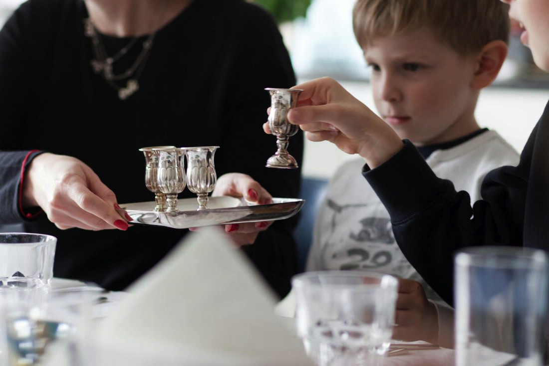 14 Portraets und Geschichten rund ums Thema Essen<br> Die jüdische Familie Trost Ben-Hamo feiert den Shabbat.