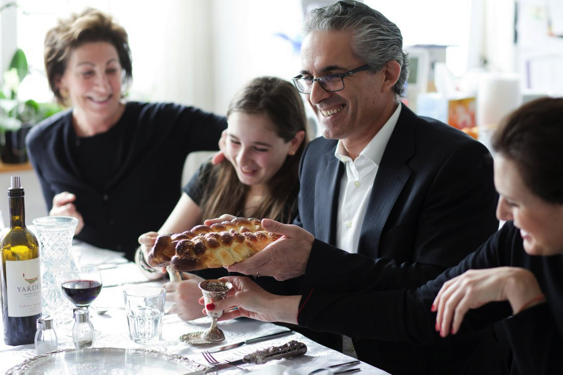 14 Portraets und Geschichten rund ums Thema Essen<br> Die jüdische Familie Trost Ben-Hamo feiert den Shabbat.