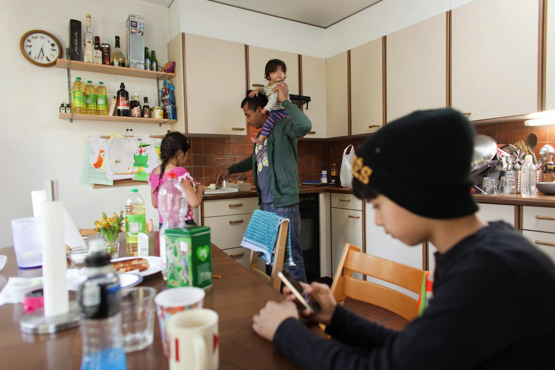 14 Portraets und Geschichten rund ums Thema Essen<br>Dagmar Schraeder kümmert sich um ihre Kinder und mehr als 50 Huehner. Aminul kocht bengalisch.