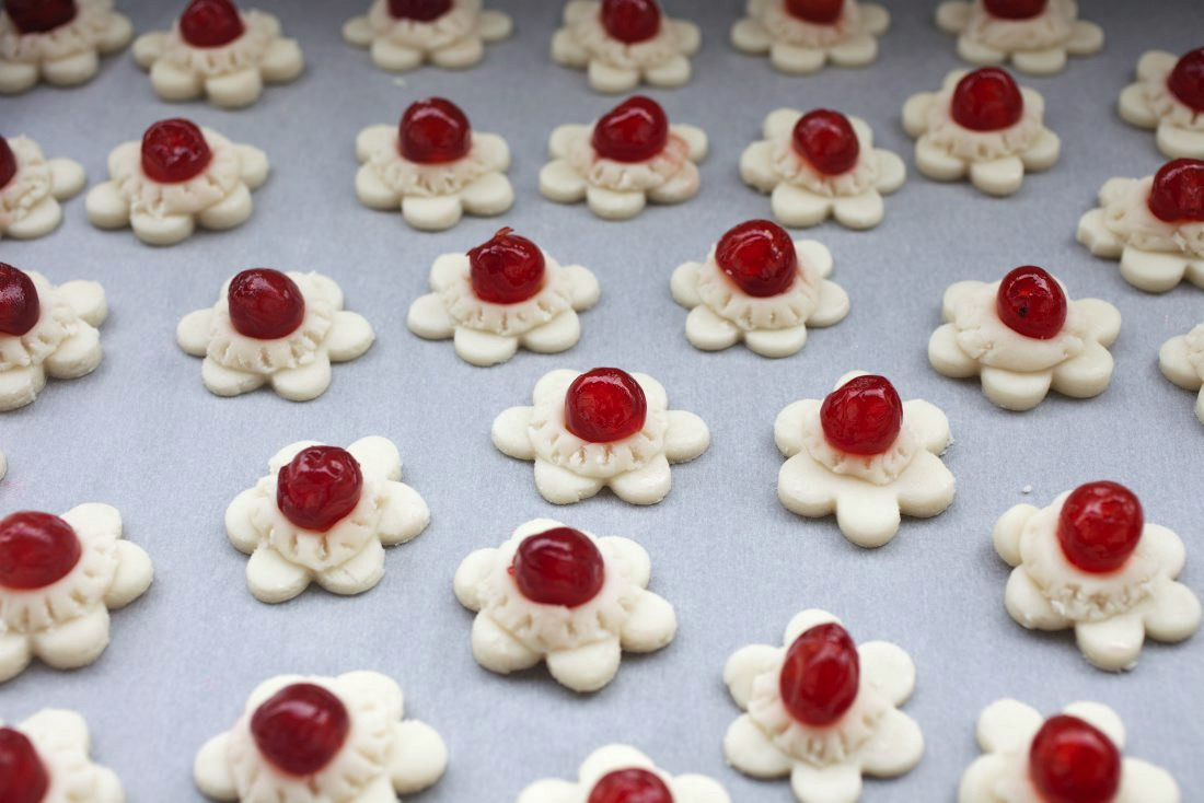 14 Portraets und Geschichten rund ums Thema Essen<br>Corinne Gürcan`s Wohnung wird vor Weihnachten zur Backstube. Das Guetsli-Backen im Freundeskreis ist ein alljaehrliches Ritual.