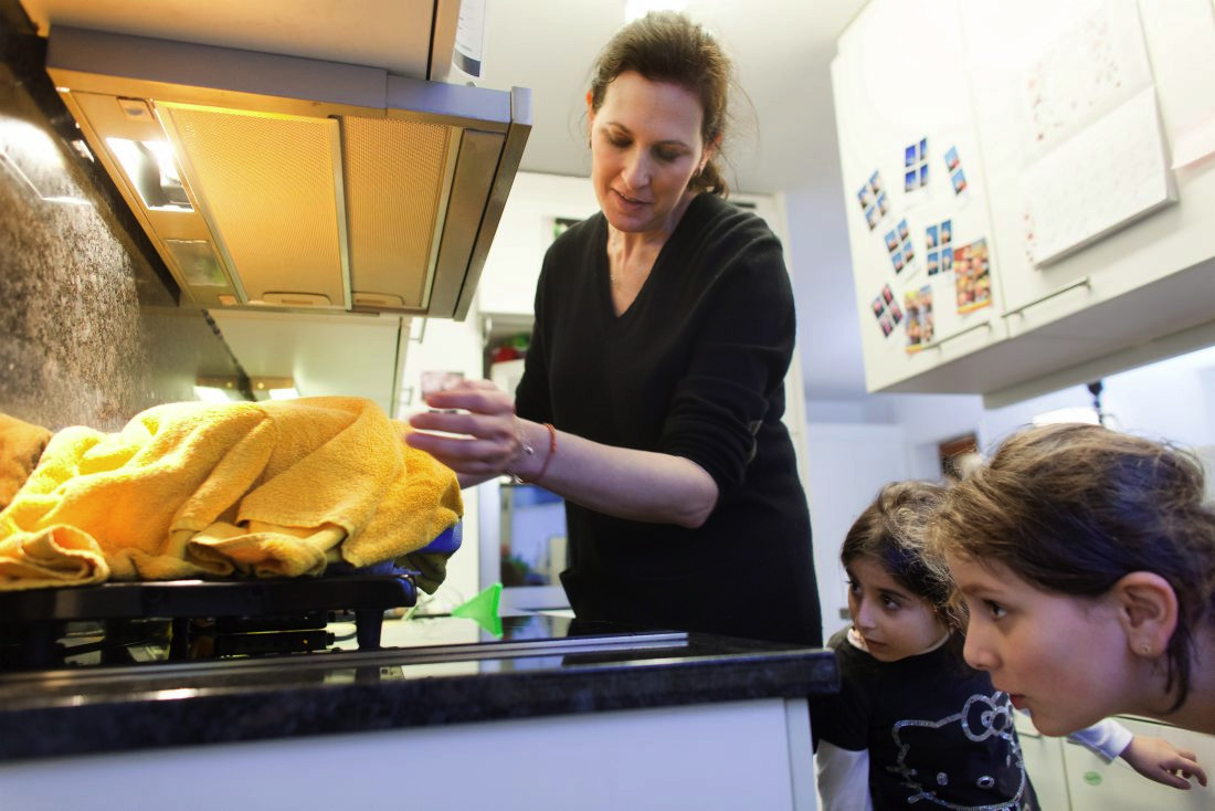 14 Portraets und Geschichten rund ums Thema Essen<br> Die jüdische Familie Trost Ben-Hamo feiert den Shabbat.